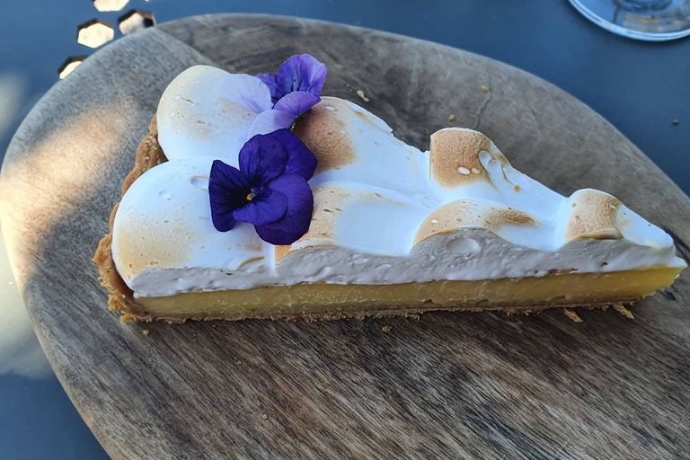 L'Auberge de Crussol : terrasse ensoleillée et cuisine savoureuse
